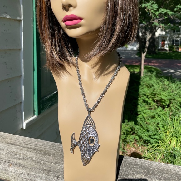 Vintage Articulated Fish Pendent Fins & Eye Move 18” Chain Fashion Jewelry - Picture 10 of 10